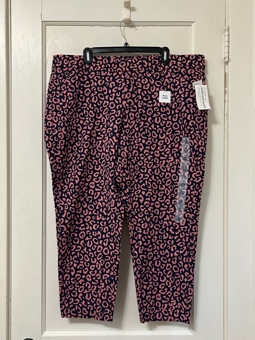 NWT!! Women’s Old Mavy Pink Leopard Print Pants - Size 20
